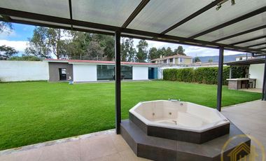 Casa Moderna en el Valle de los Chillos, Terreno de 1550 m² con BBQ Jacuzzi, Zona de Juegos Privada