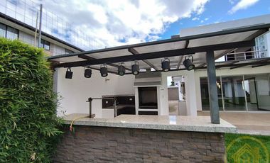 Casa Moderna en el Valle de los Chillos, Terreno de 1550 m² con BBQ Jacuzzi, Zona de Juegos Privada