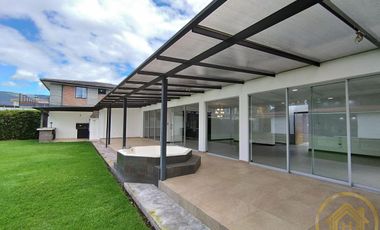 Casa Moderna en el Valle de los Chillos, Terreno de 1550 m² con BBQ Jacuzzi, Zona de Juegos Privada