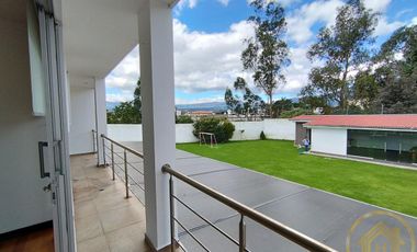 Casa Moderna en el Valle de los Chillos, Terreno de 1550 m² con BBQ Jacuzzi, Zona de Juegos Privada