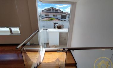 Casa Moderna en el Valle de los Chillos, Terreno de 1550 m² con BBQ Jacuzzi, Zona de Juegos Privada