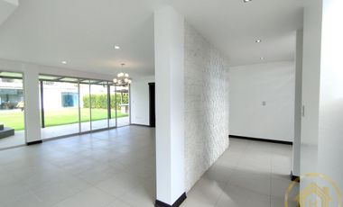 Casa Moderna en el Valle de los Chillos, Terreno de 1550 m² con BBQ Jacuzzi, Zona de Juegos Privada