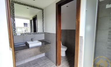 Casa Moderna en el Valle de los Chillos, Terreno de 1550 m² con BBQ Jacuzzi, Zona de Juegos Privada