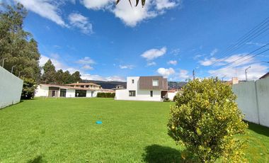 Casa Moderna en el Valle de los Chillos, Terreno de 1550 m² con BBQ Jacuzzi, Zona de Juegos Privada