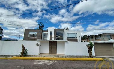 Casa Moderna en el Valle de los Chillos, Terreno de 1550 m² con BBQ Jacuzzi, Zona de Juegos Privada