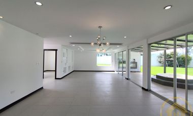 Casa Moderna en el Valle de los Chillos, Terreno de 1550 m² con BBQ Jacuzzi, Zona de Juegos Privada