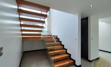 Casa Moderna en el Valle de los Chillos, Terreno de 1550 m² con BBQ Jacuzzi, Zona de Juegos Privada