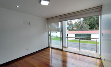 Casa Moderna en el Valle de los Chillos, Terreno de 1550 m² con BBQ Jacuzzi, Zona de Juegos Privada