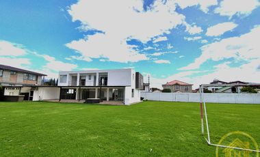 Casa Moderna en el Valle de los Chillos, Terreno de 1550 m² con BBQ Jacuzzi, Zona de Juegos Privada