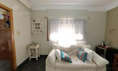 Excelente casa de corte antiguo reciclada a nuevo!!