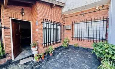 inmejorable casa con cochera - amplio fondo con patio y terraza
