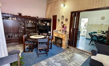 inmejorable casa con cochera - amplio fondo con patio y terraza