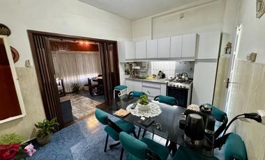 inmejorable casa con cochera - amplio fondo con patio y terraza