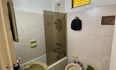 inmejorable casa con cochera - amplio fondo con patio y terraza