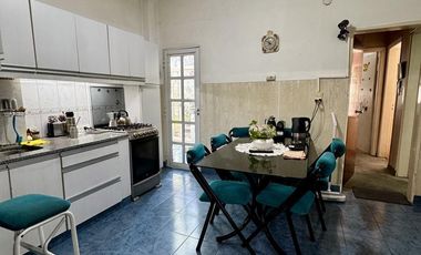 inmejorable casa con cochera - amplio fondo con patio y terraza