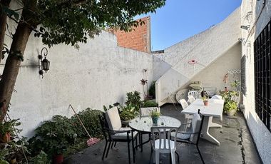 inmejorable casa con cochera - amplio fondo con patio y terraza