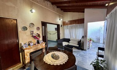 inmejorable casa con cochera - amplio fondo con patio y terraza