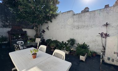 inmejorable casa con cochera - amplio fondo con patio y terraza