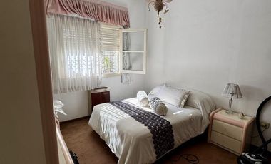 inmejorable casa con cochera - amplio fondo con patio y terraza