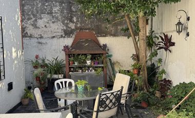 inmejorable casa con cochera - amplio fondo con patio y terraza