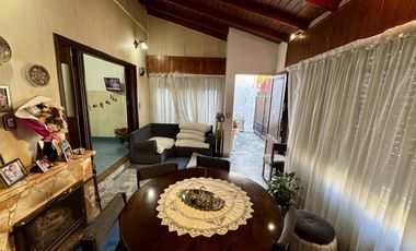 inmejorable casa con cochera - amplio fondo con patio y terraza