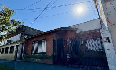 inmejorable casa con cochera - amplio fondo con patio y terraza