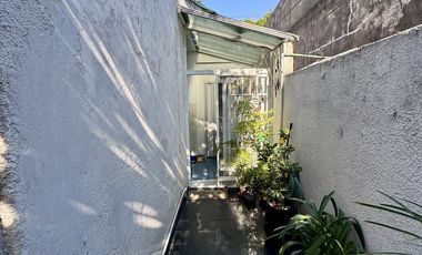inmejorable casa con cochera - amplio fondo con patio y terraza