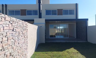 Duplex de 3 dormitorios en Nobu Town en Alquiler