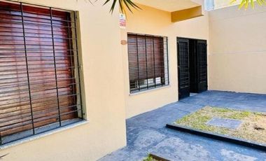Casa en venta - 2 Dormitorios 1 Baño - Quilmes