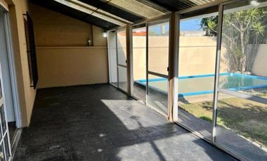 Casa en venta - 2 Dormitorios 1 Baño - Quilmes