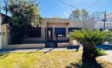 Casa en venta - 2 Dormitorios 1 Baño - Quilmes