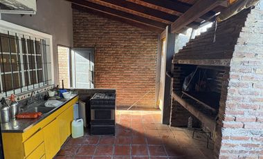Casa 3 ambientes con parque y piscina