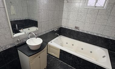 Casa 3 ambientes con parque y piscina