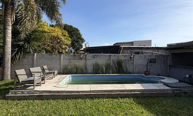 Casa 3 ambientes con parque y piscina