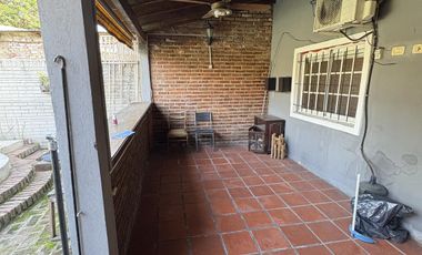 Casa 3 ambientes con parque y piscina