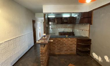 Casa 3 ambientes con parque y piscina