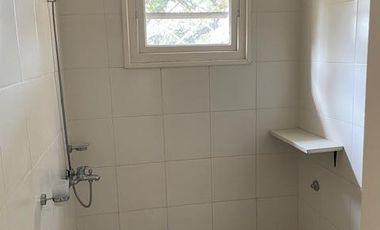Casa en  Alquiler - Hermosa propiedad con añosos árboles y amplio jardín