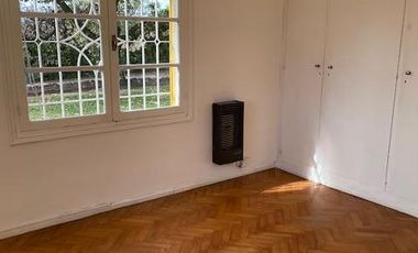 Casa en  Alquiler - Hermosa propiedad con añosos árboles y amplio jardín
