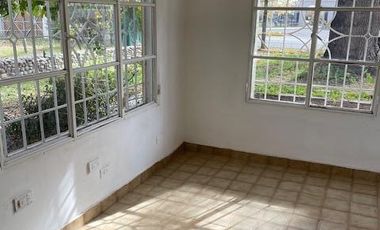 Casa en  Alquiler - Hermosa propiedad con añosos árboles y amplio jardín