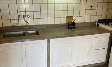 Casa en  Alquiler - Hermosa propiedad con añosos árboles y amplio jardín