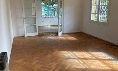 Casa en  Alquiler - Hermosa propiedad con añosos árboles y amplio jardín
