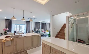 Spacious house​ with​ mountain​ view​ and​ lake​ view​