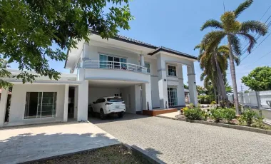 Spacious house​ with​ mountain​ view​ and​ lake​ view​