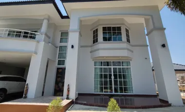Spacious house​ with​ mountain​ view​ and​ lake​ view​