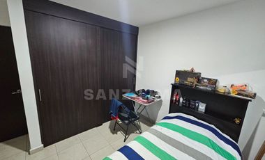Residencial Puerta de Piedra: Casa moderna que ofrece seguad, confort y estilo.