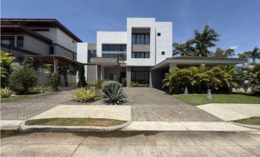 Balmoral, Costa del Este