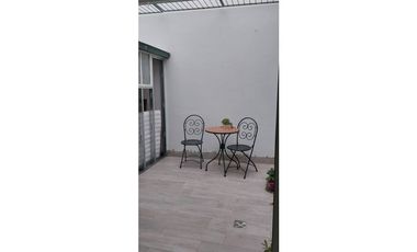 Departamento de 2 ambientes con patio propio.