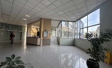 Oficina en Arriendo en Oficina en Manquehue con estacionamiento.