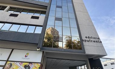 Oficina en Arriendo en Oficina en Manquehue con estacionamiento.