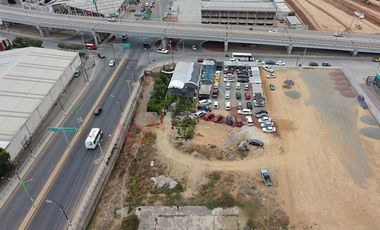 Terreno en esquina sobre crucero de Acatlán avenida principal en Tulancingo.